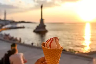 Изображение «Город у моря»