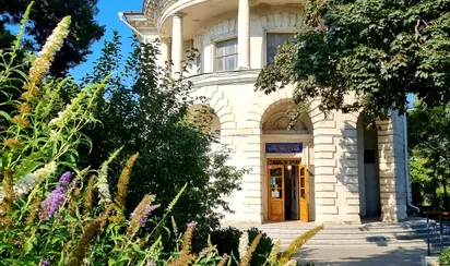 Здание библиотеки им. Льва Толстого