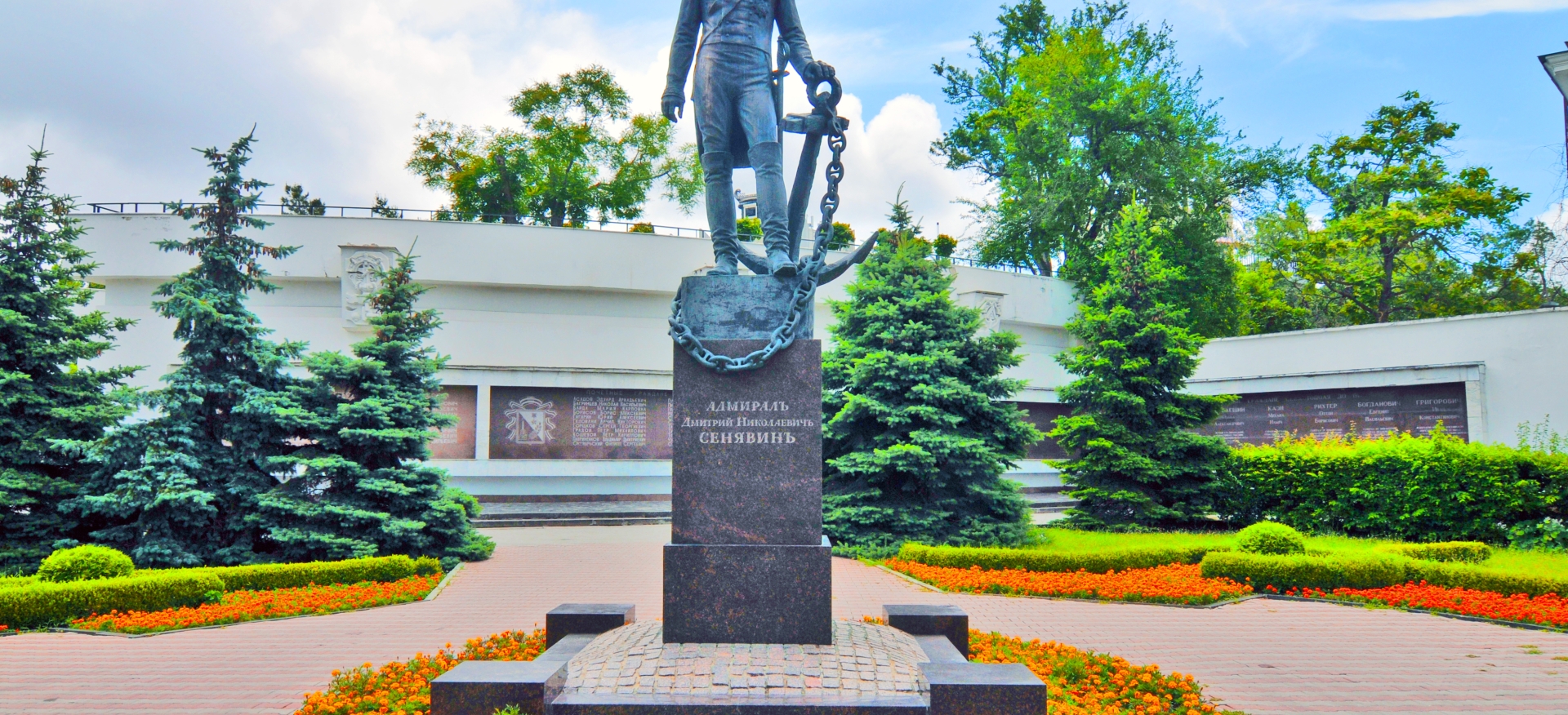 Памятник адмиралу Д. Н. Сенявину