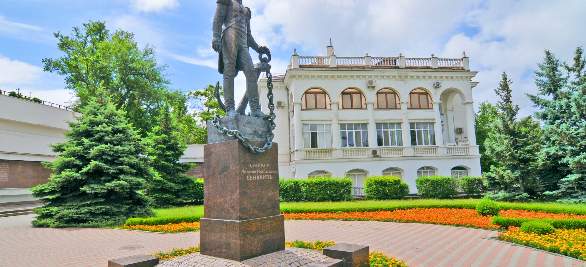 Памятник адмиралу Д. Н. Сенявину