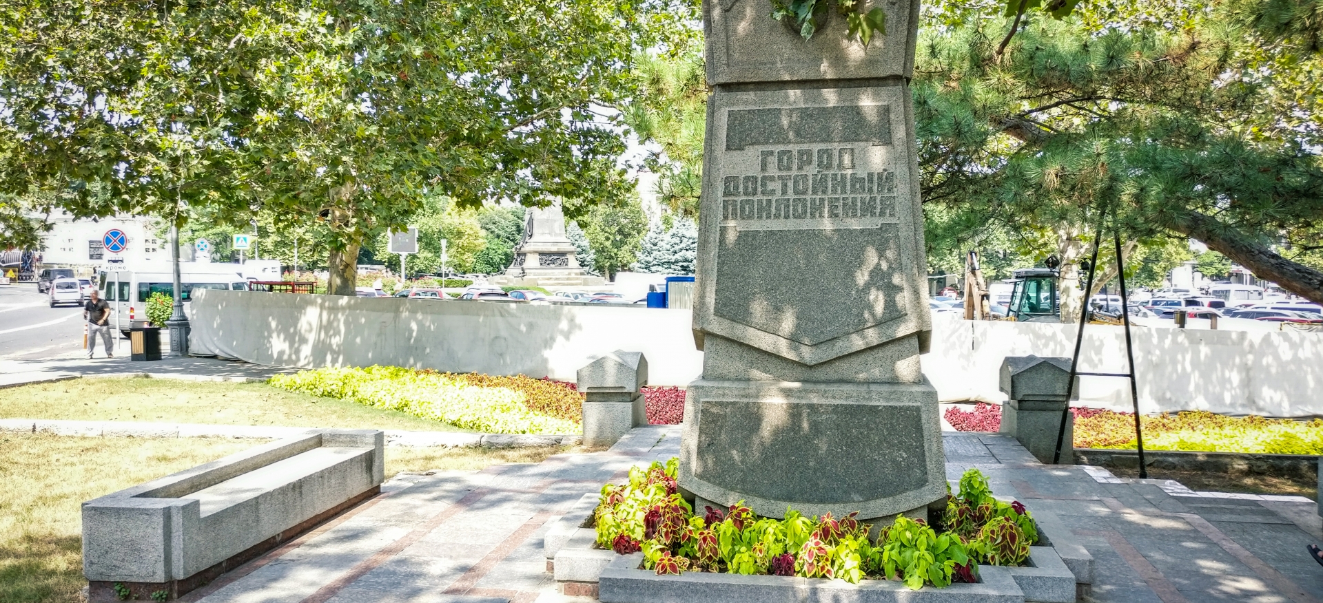 Памятный знак в честь 200-летия города Севастополя